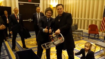 Musk'ın elektrikli testereyi aldığı an