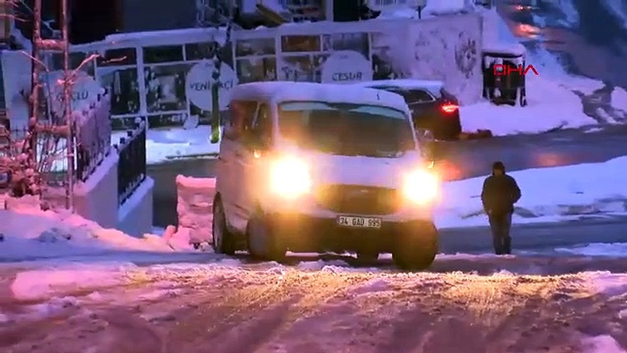 İstanbul- Küçükçekmece'de araç sürücüleri ve yayaların yokuşla imtihanı