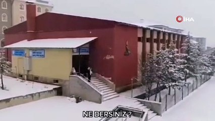 Okul müdürünün anonsu çocuklara bayram yaptırdı