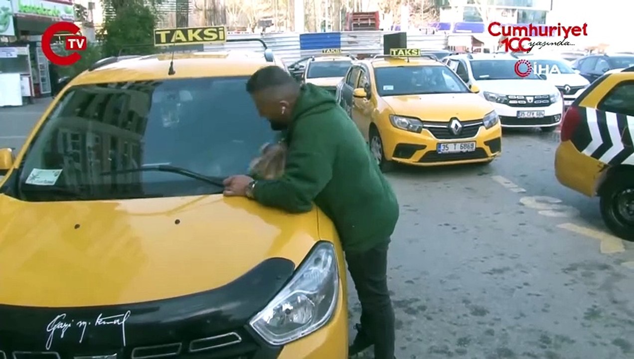 Taksici, turistin unuttuğu telefonu bulmak için dedektif gibi izini sürdü
