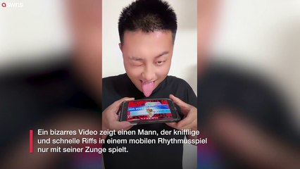 Mann spielt mobiles Rhythmusspiel nur mit seiner Zunge