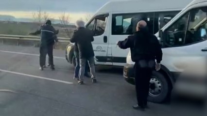 Otoyolda servis şoförlerinin sopalı kavgası