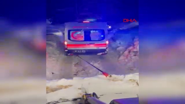 Rize'de 94 köy yolu kapalı; ambulans kara saplandı