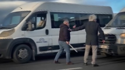 Otoyolda servis şoförlerinin sopalı kavgası