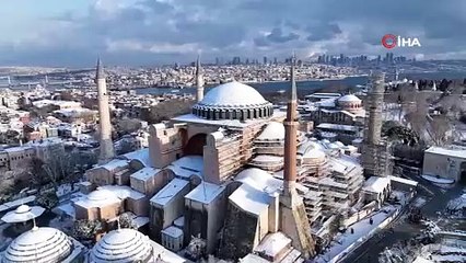 İstanbul'un tarihi yarımaadasından kartpostallık kar manzaraları