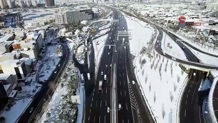 Karla kaplanan İstanbul'da yollar boş kaldı