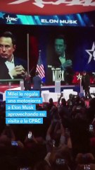 Milei le regala una motosierra a Elon Musk