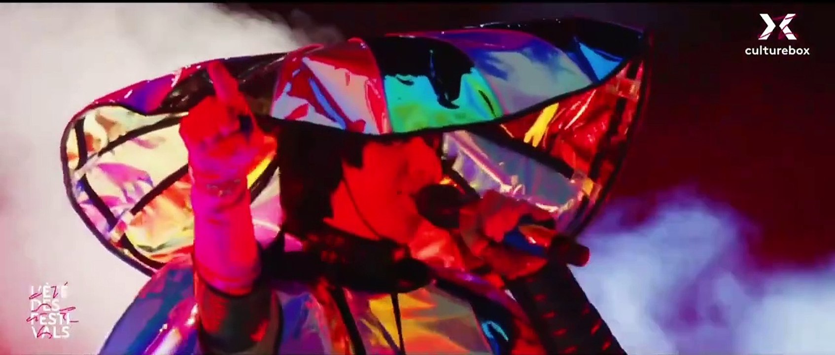 Yeah Yeah Yeahs chante "Spitting Off The Edge Of The World" à Rock en Seine