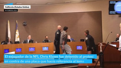 El exjugador de la NFL Chris Kluwe fue detenido al protestar en contra de una placa que hacía referencia al lema MAGA