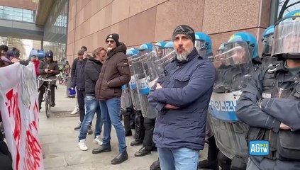 Torino, tensione al Politecnico per la visita di Tajani: la protesta degli studenti che scavalcano i cancelli