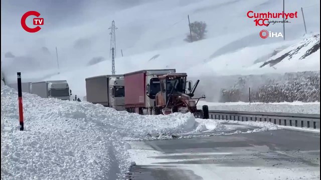 Yüksekova-Esendere kara yoluna çığ düştü