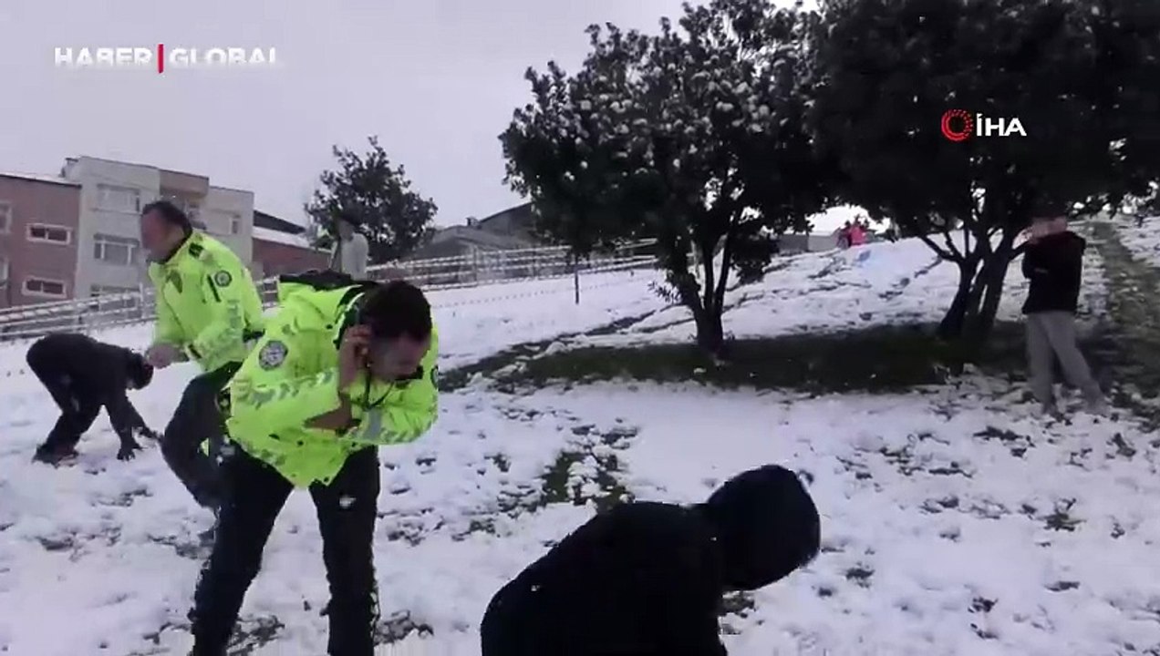 Polis ekiplerinin çocuklarla kar eğlencesi