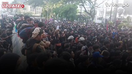 Demo Indonesia Gelap, Mulai Ada Ledakan Petasan dari Massa ke Polisi