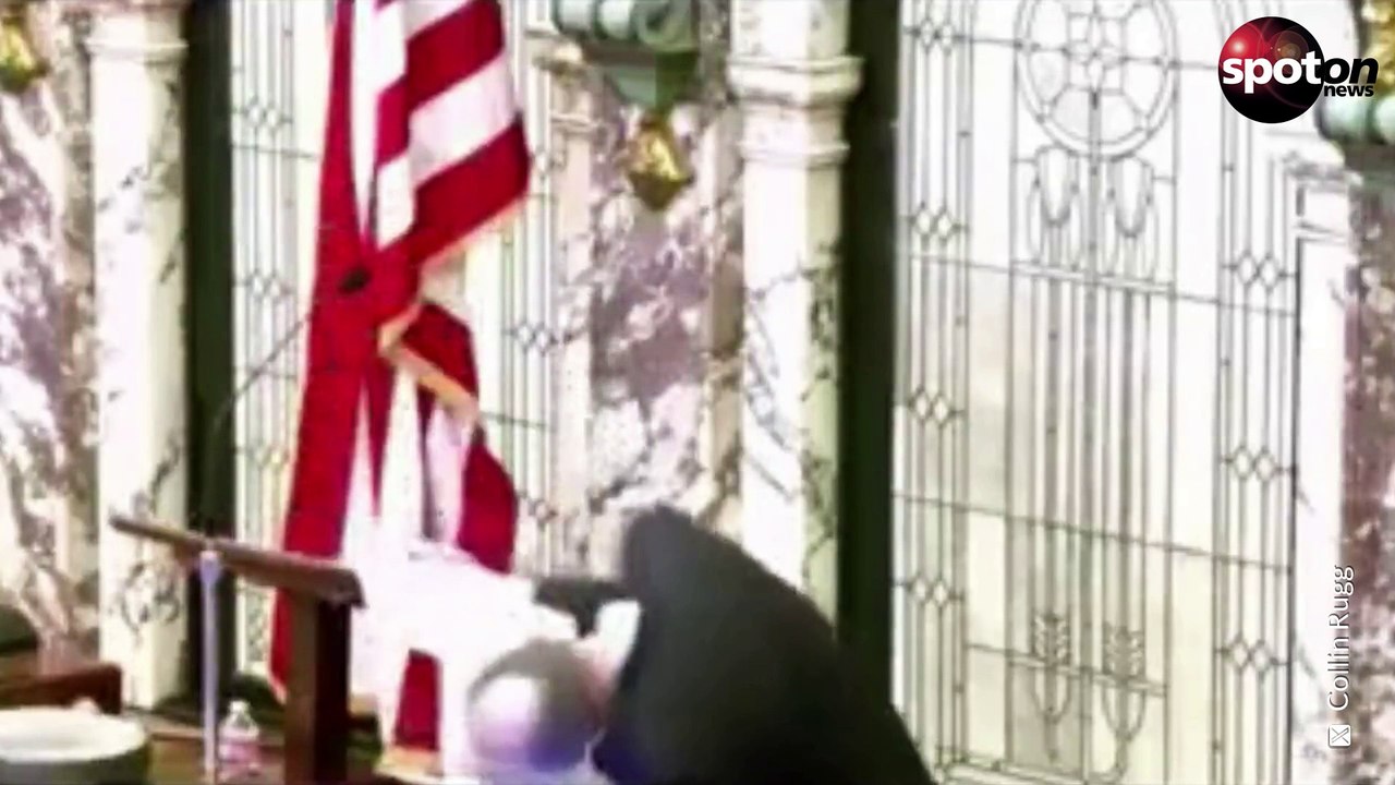 US-Politiker bricht am Rednerpult zusammen