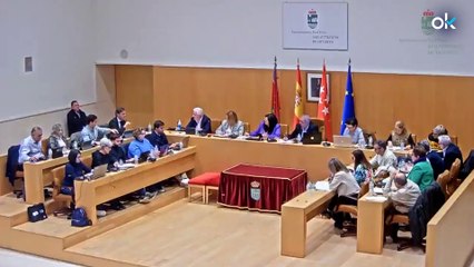 Un alcalde socialista permite pancartas contra Ayuso en la vía pública vulnerando la ordenanza municipal