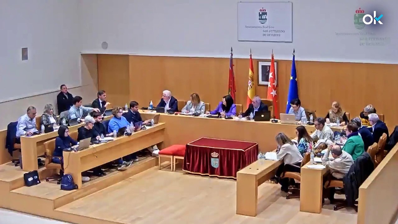 Un alcalde socialista permite pancartas contra Ayuso en la vía pública vulnerando la ordenanza municipal
