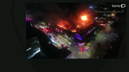 Incêndio de grandes proporções atinge edificação comercial na zona sul de SP