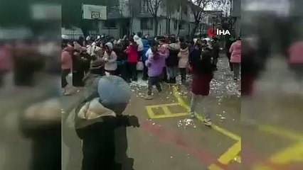 Gönen'deki Okul Bahçesine Kamyonetle Kar Döküldü!