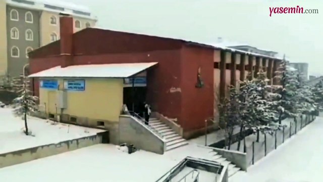 Okul müdürü öğrencilere anons yaptı: Tüm öğrenciler okul bahçesinde kar topu oynadı!