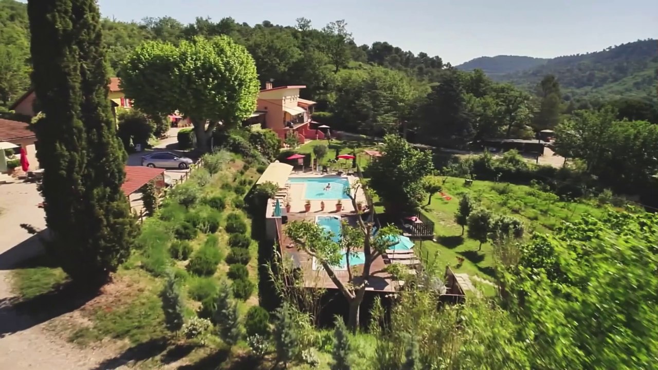 Village de Gîtes "L'Oustaou" en Luberon (Provence) - gîtes avec piscine pour les weekends et vacances en couple, en famille ou en groupe.