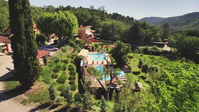 Village de Gîtes L'Oustaou en Luberon (Provence) - gîtes avec piscine pour les weekends et vacances en couple, en famille ou en groupe.