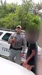 Policial militar é filmado agredindo grávida de 8 meses com cassetete no RS