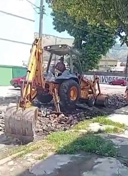 Falsos funcionários da Prefeitura são flagrados furtando paralelepípedos de rua