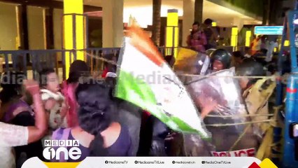 മന്ത്രി വീണാ ജോർജിനെതിരെ പ്രതിഷേധം; വസതിയിലേക്ക് മഹിള കോൺ​ഗ്രസ് പ്രവർത്തകരുടെ മാർച്ച്