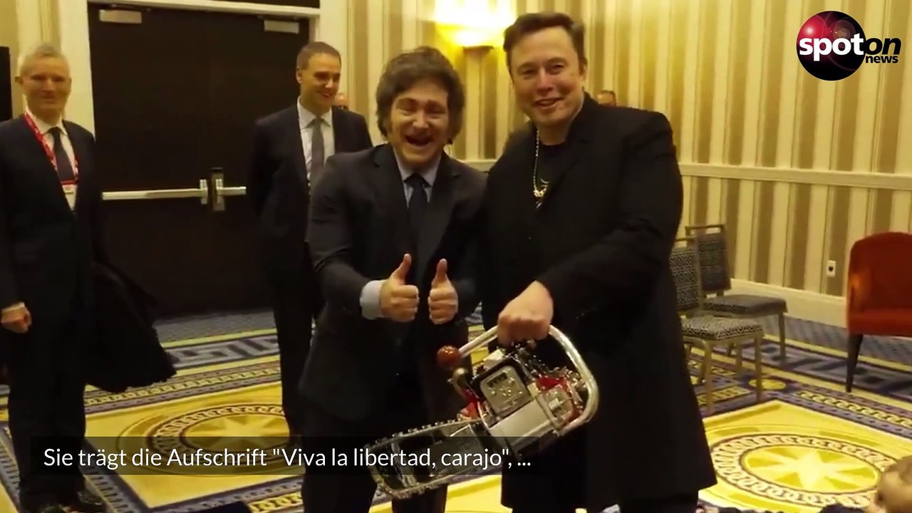 Elon Musk schwingt 'Kettensäge der Bürokratie' auf der Bühne