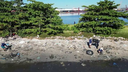 Pescadores e atletas da vela limpam ilha coberta de lixo no Rio de Janeiro