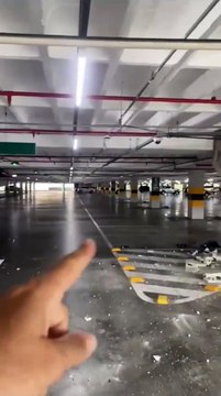 Motorista cai com carro do 3º andar de estacionamento de shopping no Ceará