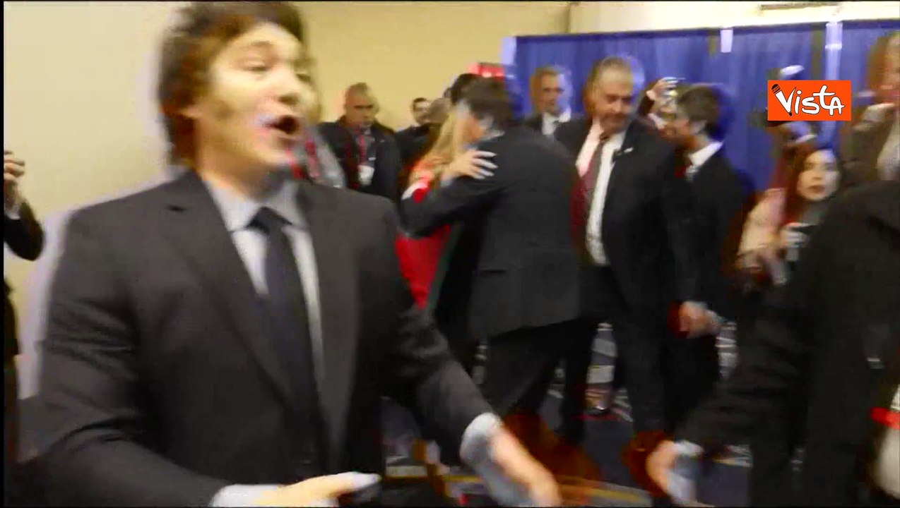 Milei al Cpac dona la sua iconica motosega ad Elon Musk per taglio costi Governo