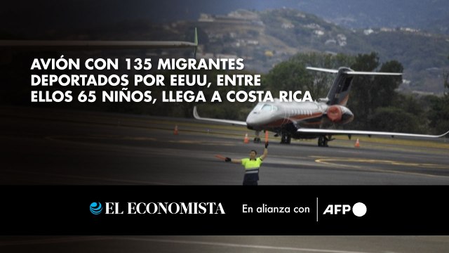 Avión con 135 migrantes deportados por EEUU, entre ellos 65 niños, llega a Costa Rica