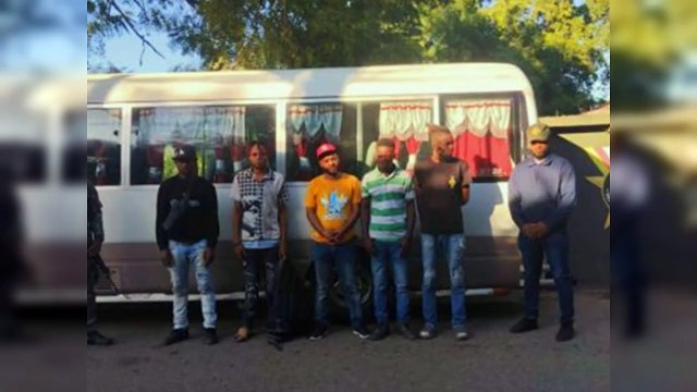 Arrestan dos conductores con indocumentados haitianos