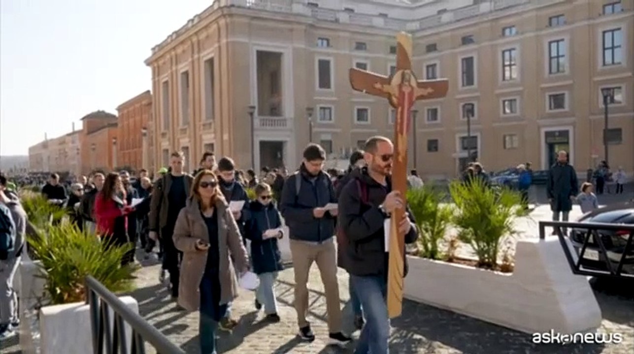 I pellegrini del Giubileo a Roma pregano per il Papa e la sua salute