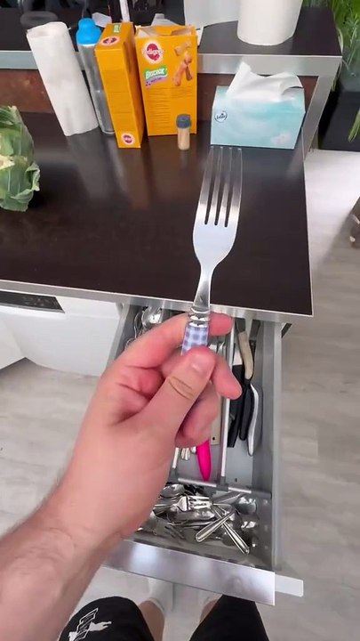 Je vends une fourchette hantée (1)