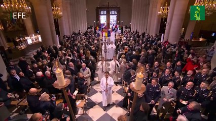 La primera misa en Notre Dame borra la pena del incendio de 2019 La alegría es máxima.mp4