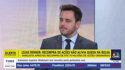 Milei presenteia Elon Musk com motosserra durante a CPAC; assista