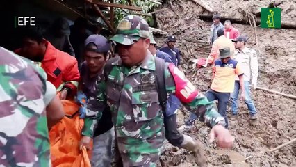 Al menos 16 muertos y siete desaparecidos por un corrimiento de tierra en Indonesia.mp4