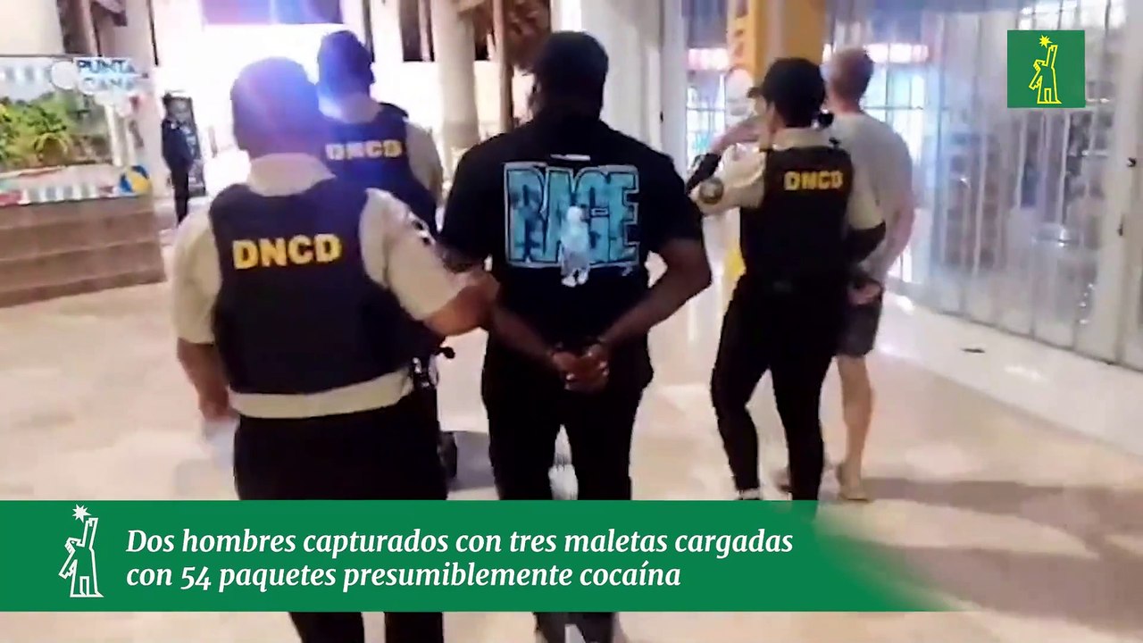 Dos hombres capturados con tres maletas cargadas de 54 paquetes presumiblemente cocaína