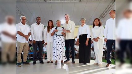 Abinader entrega casi 400 títulos de propiedad en Ramón Santana