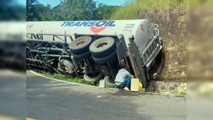Camión tanquero se accidenta en Dajabón