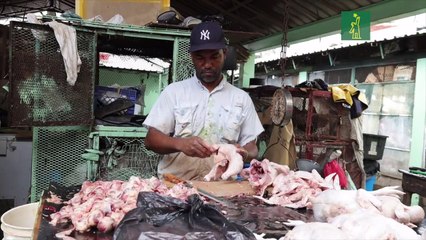 Los precios del pollo bajan por la sobreproducción, explican comerciantes