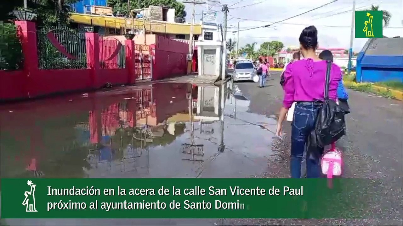 Inundación en la acera de la calle San Vicente de Paul próximo al ayuntamiento de Santo Domingo Este