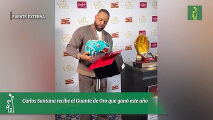 Carlos Santana recibe el Guante de Oro que ganó este año