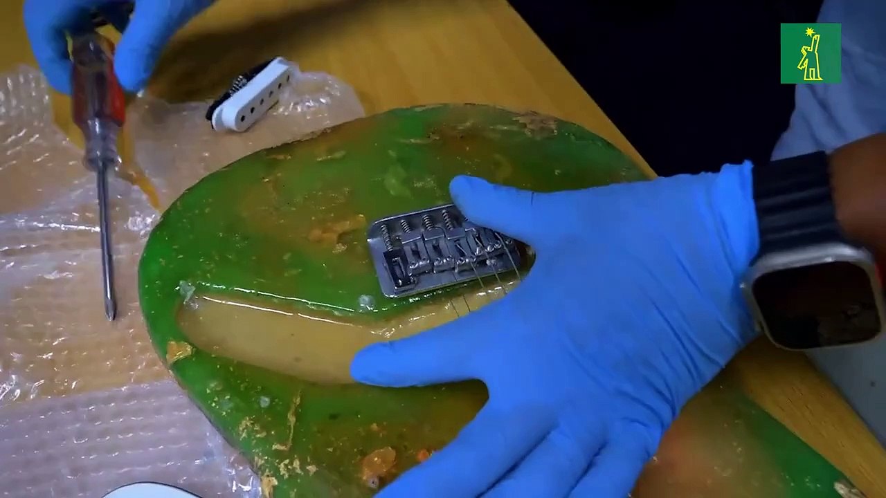 Ocupan guitarra eléctrica, rellena de pasta base de cocaína, que sería enviada a España