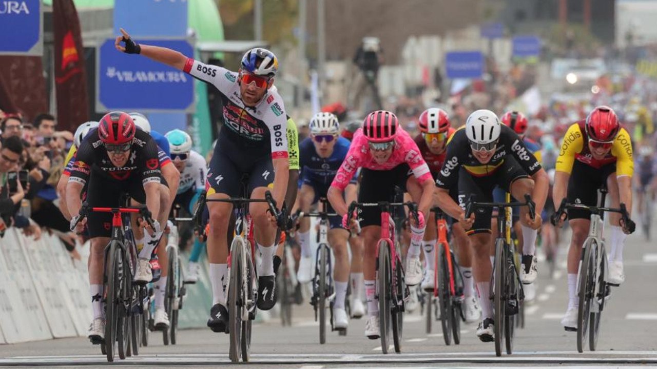 Cycling - Volta ao Algarve 2025 - Jordi Meeus wins a chaotic sprint on the 3rd stage... Bardet crashes and abandons