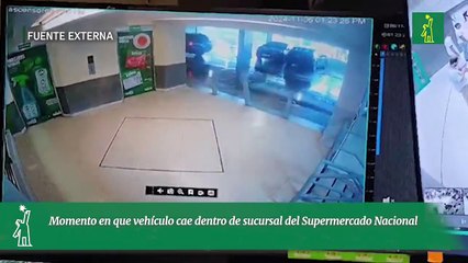 Momento en que vehículo cae dentro de sucursal del Supermercado Nacional