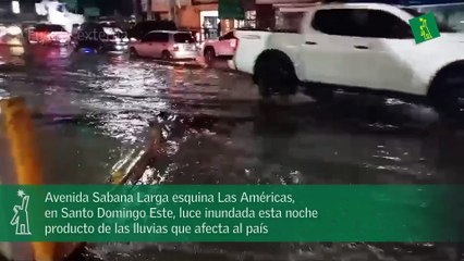 Avenida Sabana Larga esquina Las Américas, en Santo Domingo Este, luce inundada esta noche producto de las lluvias que afecta al país