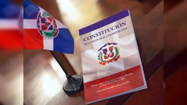 ¿Viola la Constitución exigir a empleados públicos pagos de servicios?